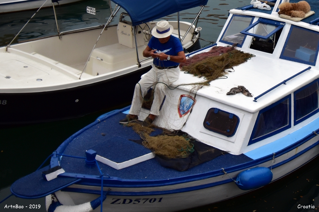 Zadar, fisherman making net